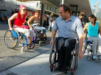 Kleine Absätze – grosse Hindernisse: Rollstuhlshopping in Chur